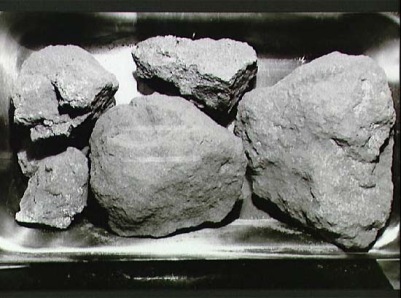 Amostras de rochas da Lua trazidas pela Apollo 11 em 1969 (Foto: NASA)