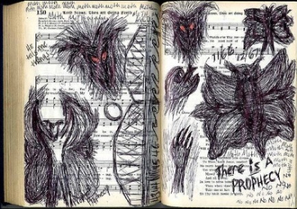 Desenho feito em partitura musical por uma das primeiras testemunhas: "Mariposa", "Ele me conta coisas", "Há uma profecia" e "Não" (Foto: Mothmen.us)
