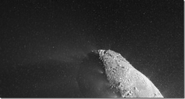 Foto do núcleo do Hartley 2 em 04/11/2010 mostrando uma nuvem de partículas de gelo; a foto foi tirada quando a Deep Impact estava em sua aprozimação máxima do cometa (Foto: NASA/JPL-Caltech, UMD)