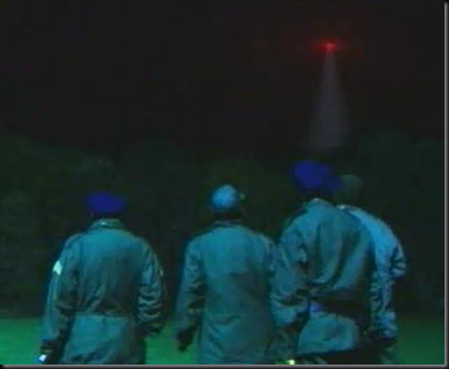 Encenação de grupo de militares observando luz vermelha disparando feixes de luz sobre a base na segunda noite do incidente (Foto: History Channel)